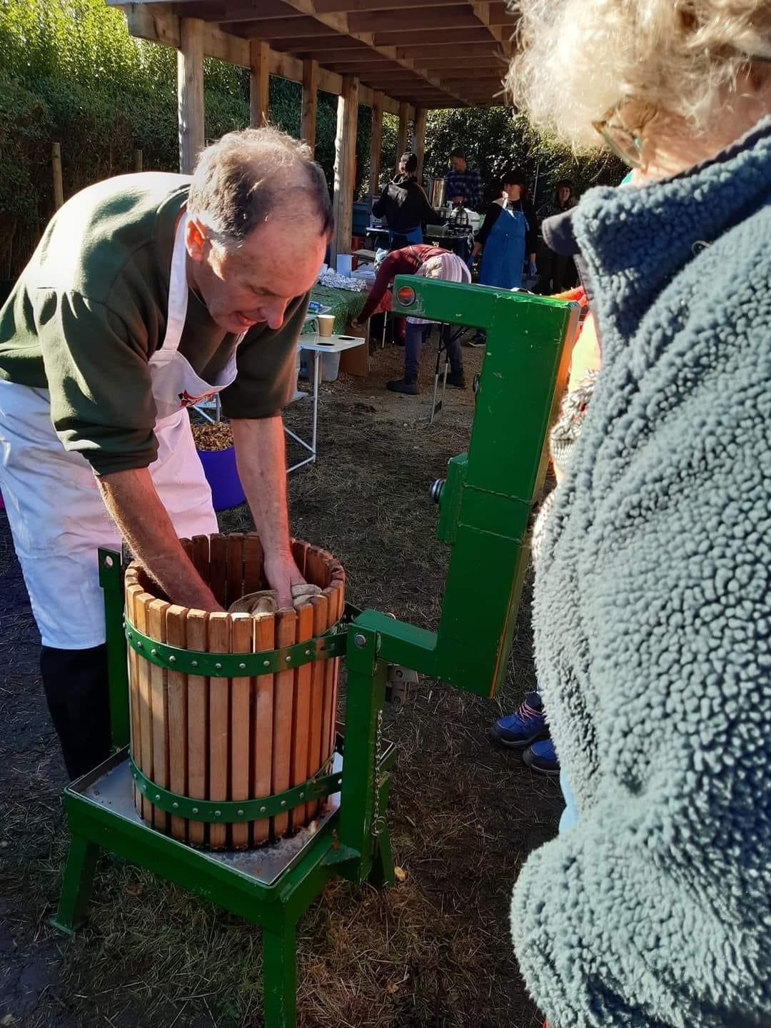 ORGANIC APPLE JUICING